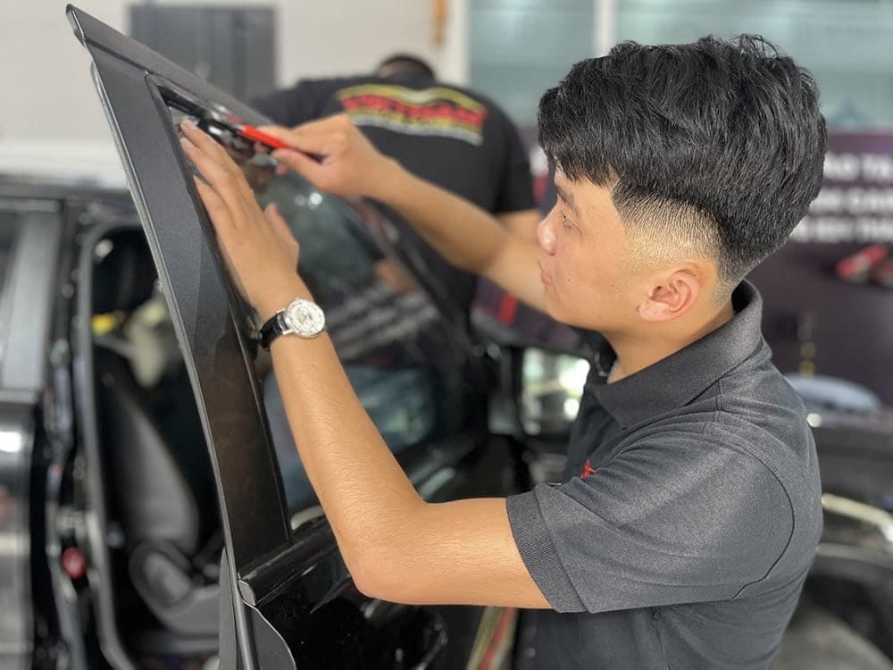 Dịch vụ dán phim cách nhiệt 3M chính hãng cho xe ô tô tại trung tâm chăm sóc xe hơi chuyên nghiệp, giúp chống nóng và bảo vệ nội thất.
