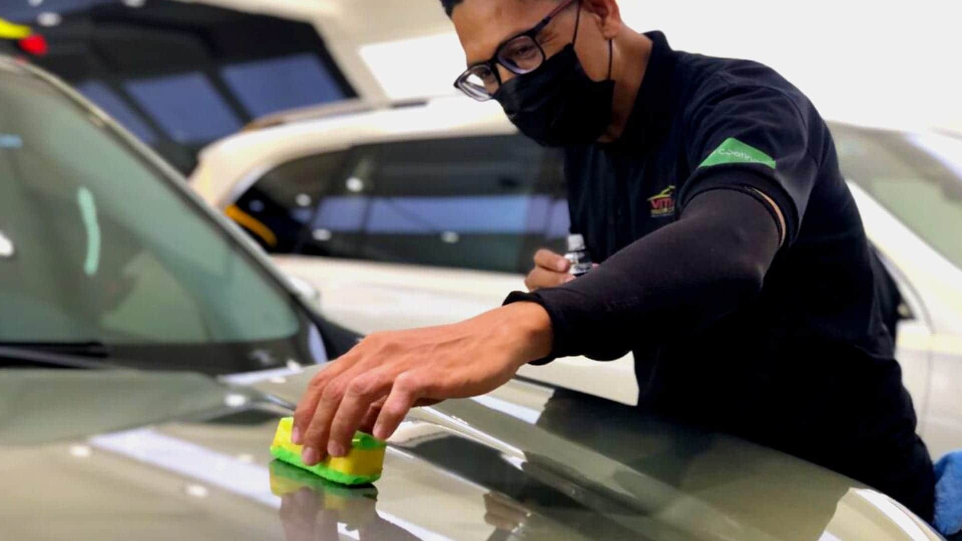 Dịch vụ phủ Ceramic IGL COATING chất lượng cao tại trung tâm chăm sóc xe hơi chuyên nghiệp, giúp tăng cường độ bóng và bảo vệ lớp sơn.