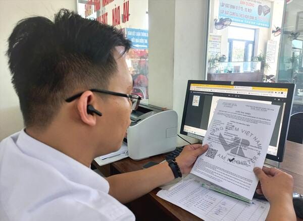 Điền chính xác biển số xe và số seri giấy chứng nhận để tra cứu gia hạn kiểm định trực tuyến
