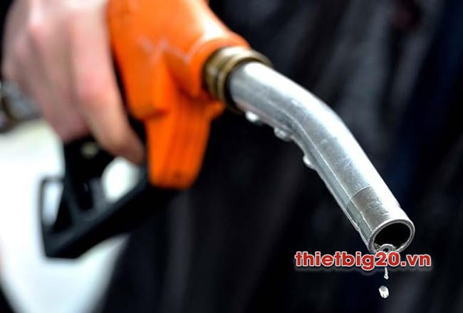 Đổ nhầm loại xăng không tương thích vào xe máy gây ra lỗi hụt ga