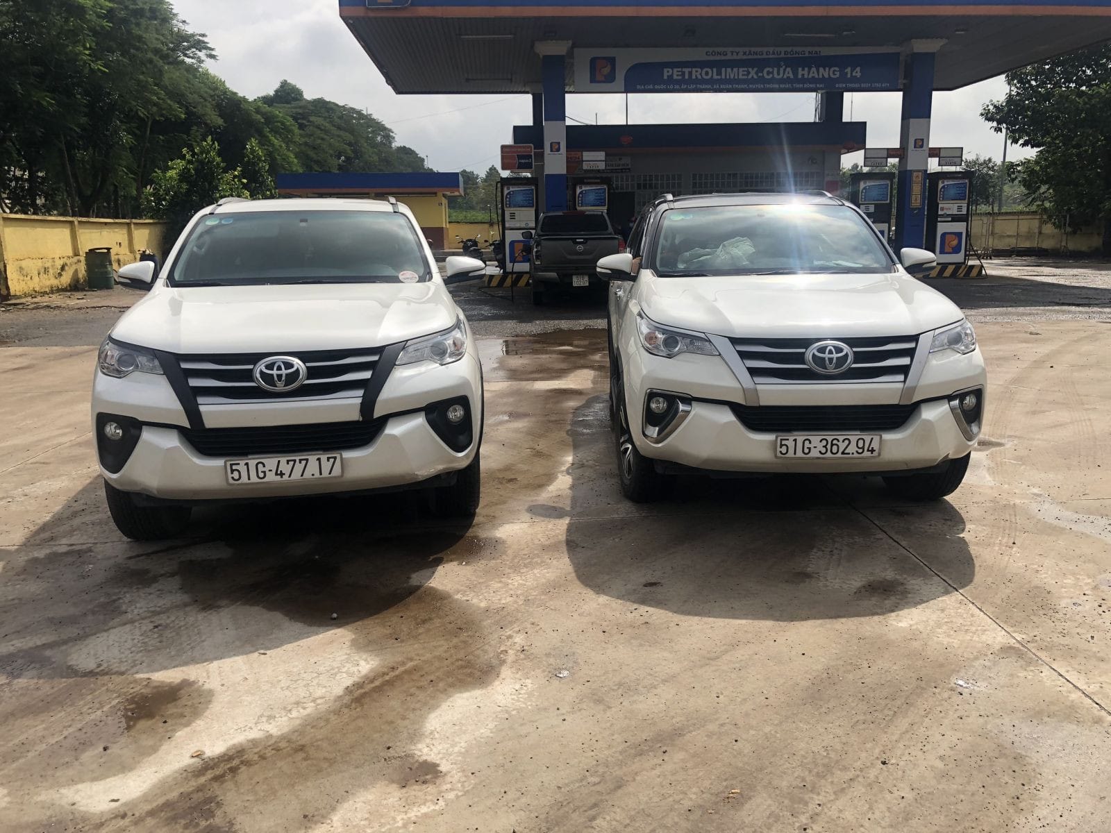 Đoàn khách chuẩn bị khởi hành với xe 7 chỗ thuê tự lái