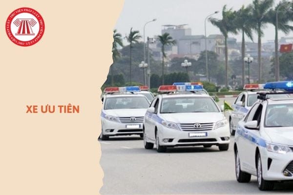 Đoàn xe ưu tiên gồm xe cảnh sát, xe cứu hỏa và xe cứu thương đang làm nhiệm vụ khẩn cấp trên đường.