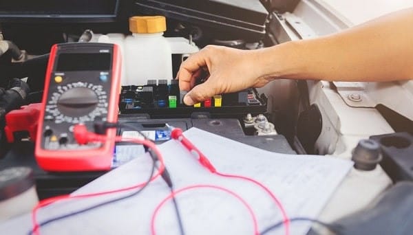 Đọc kết quả kiểm tra cầu chì tẩu thuốc trên màn hình đồng hồ vạn năng