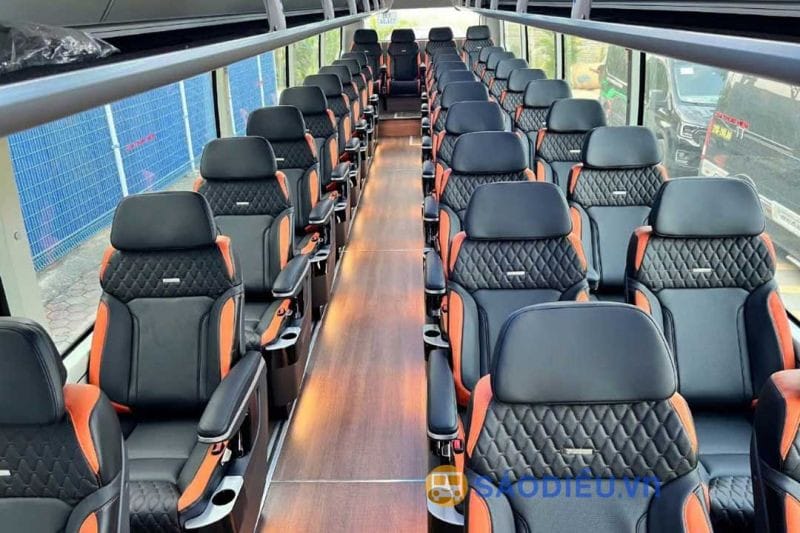 Dốc Thẩm Mã Hà Giang hùng vĩ nhìn từ xe limousine