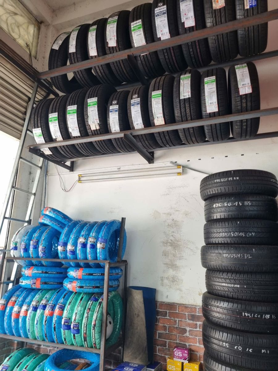 Đội ngũ chuyên nghiệp thực hiện vá lốp xe tải lưu động tại khu vực Quận 10