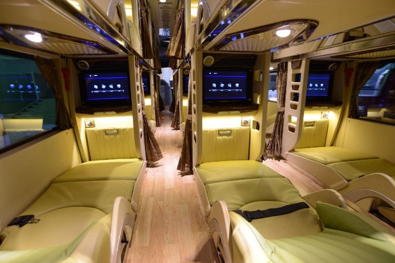 Đội ngũ nhân viên chuyên nghiệp của Nhà xe Phúc Xuyên Limousine luôn sẵn sàng phục vụ khách hàng