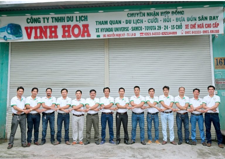 Đội ngũ nhân viên công ty Vinh Hoa luôn đặt sự an toàn của hành khách lên hàng đầu khi di chuyển về Bình Thuận