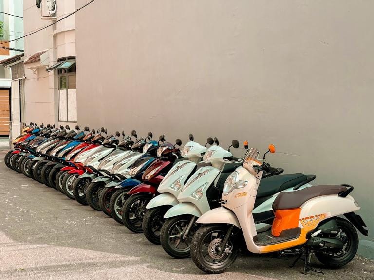 Đội ngũ nhân viên giao xe máy thuê đến tận nơi