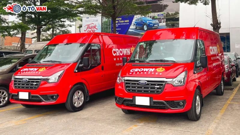 Đội ngũ tư vấn viên của Xe Tải Van đang giới thiệu xe Ford Transit 6 chỗ