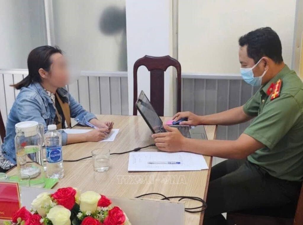 Đối tượng N.N.M.K làm việc với công an về hành vi đăng tin sai sự thật trên mạng xã hội liên quan xe tải