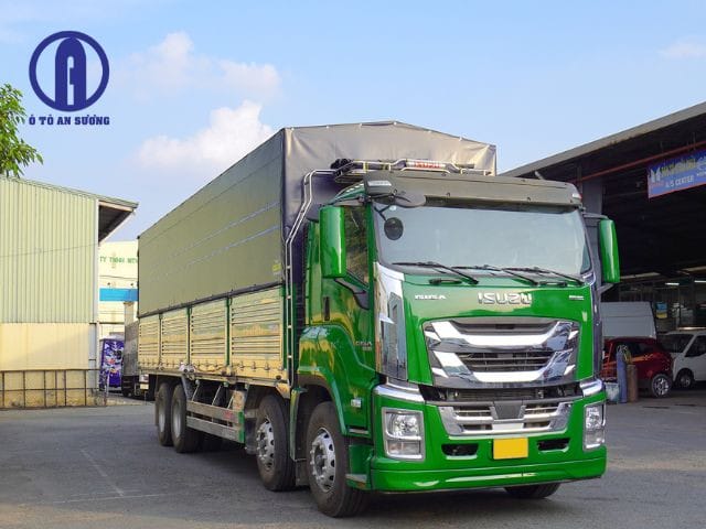 Đội xe tải Isuzu màu trắng đang đậu, minh họa sự đa dạng của thương hiệu này