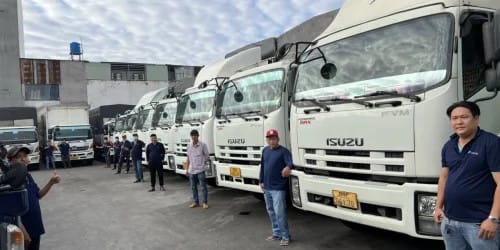 Đội xe tải lớn chuyên chở hàng hóa đường dài, thể hiện cơ hội tuyển lái xe tải chạy bắc nam với bằng C.