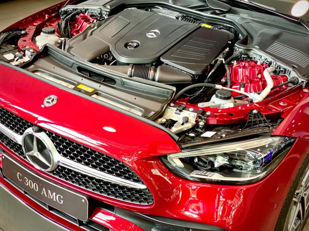 Động cơ mạnh mẽ của Mercedes C300 AMG với công nghệ EQ Boost