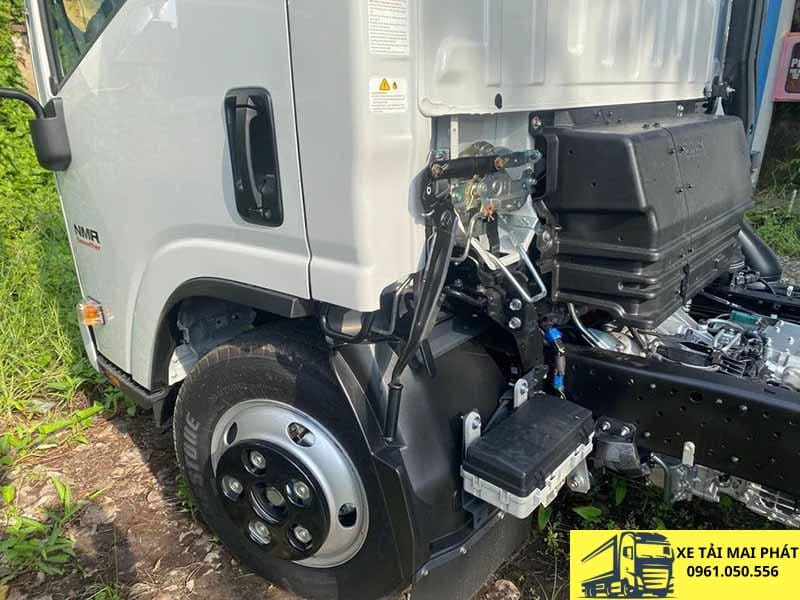 Động cơ mạnh mẽ của xe tải Isuzu NMR 200 số tự động