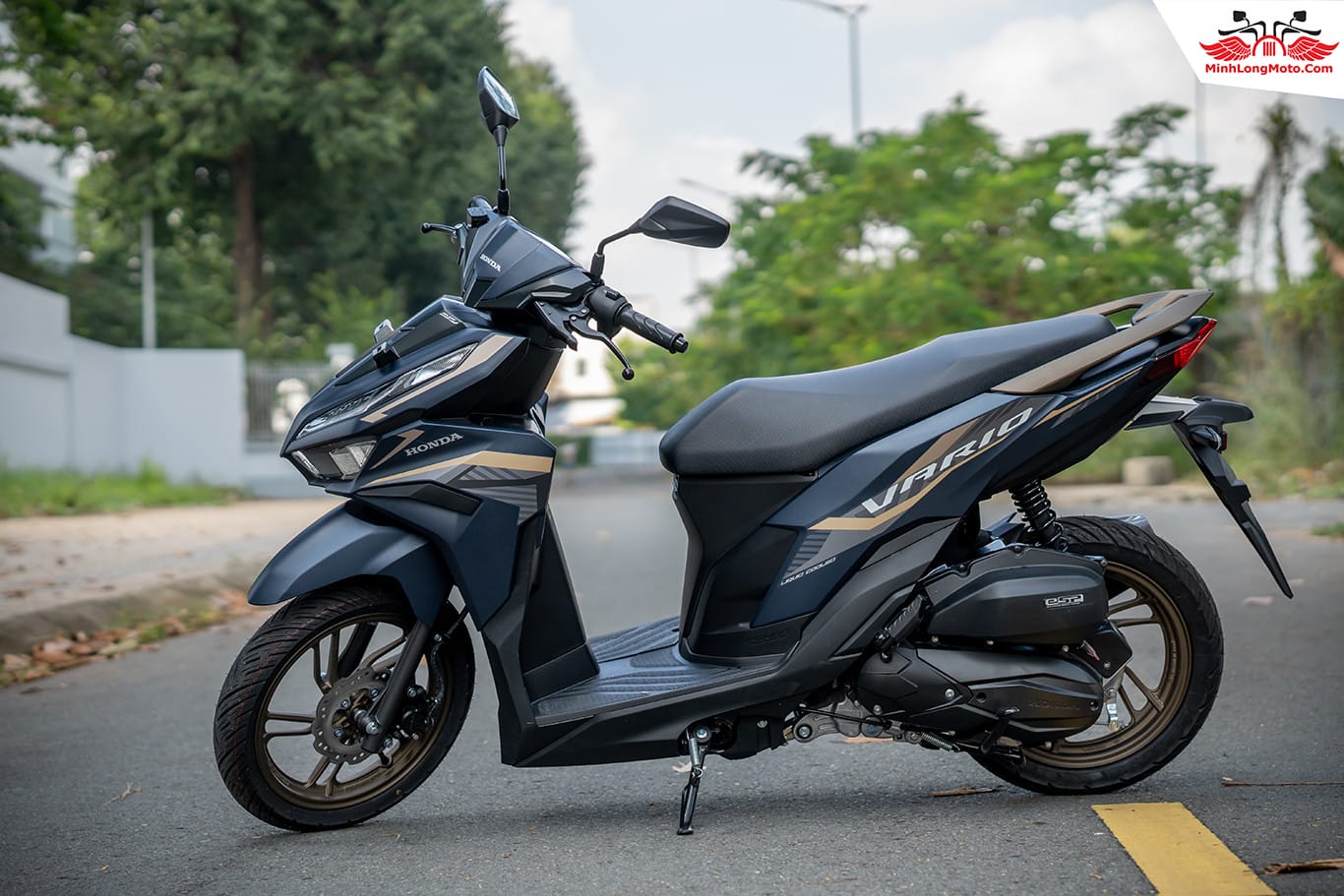 Động cơ mạnh mẽ của xe tay ga nam Honda Vario 125 phiên bản xanh mâm vàng.