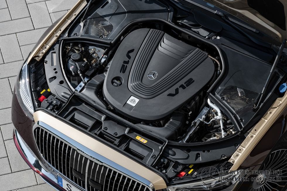 Động cơ V12 6.0L Biturbo của Mercedes-Maybach S680 4MATIC, biểu tượng của sức mạnh và hiệu suất vượt trội.