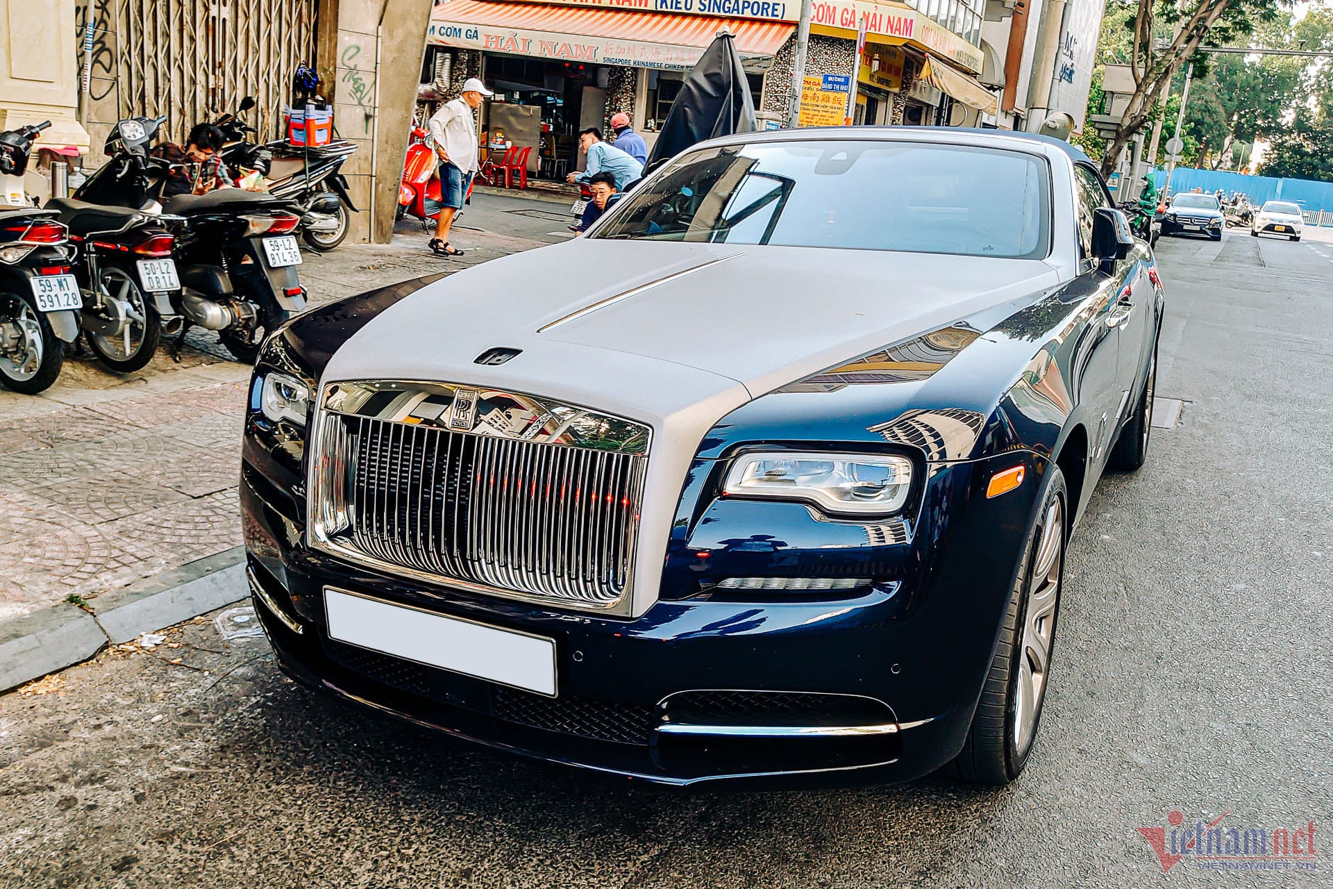 Động cơ V12 tăng áp kép mạnh mẽ của Rolls Royce Dawn mui trần