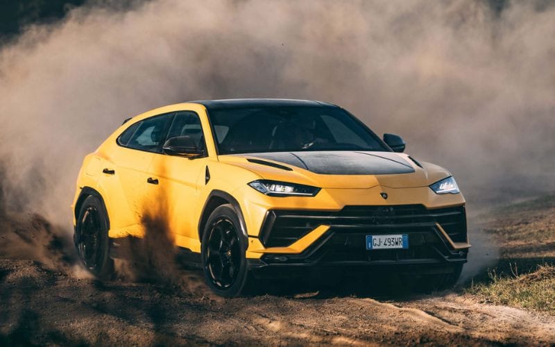 Động cơ V8 Bi-Turbo mạnh mẽ của Lamborghini Urus, giúp xe đạt hiệu suất vận hành ấn tượng.