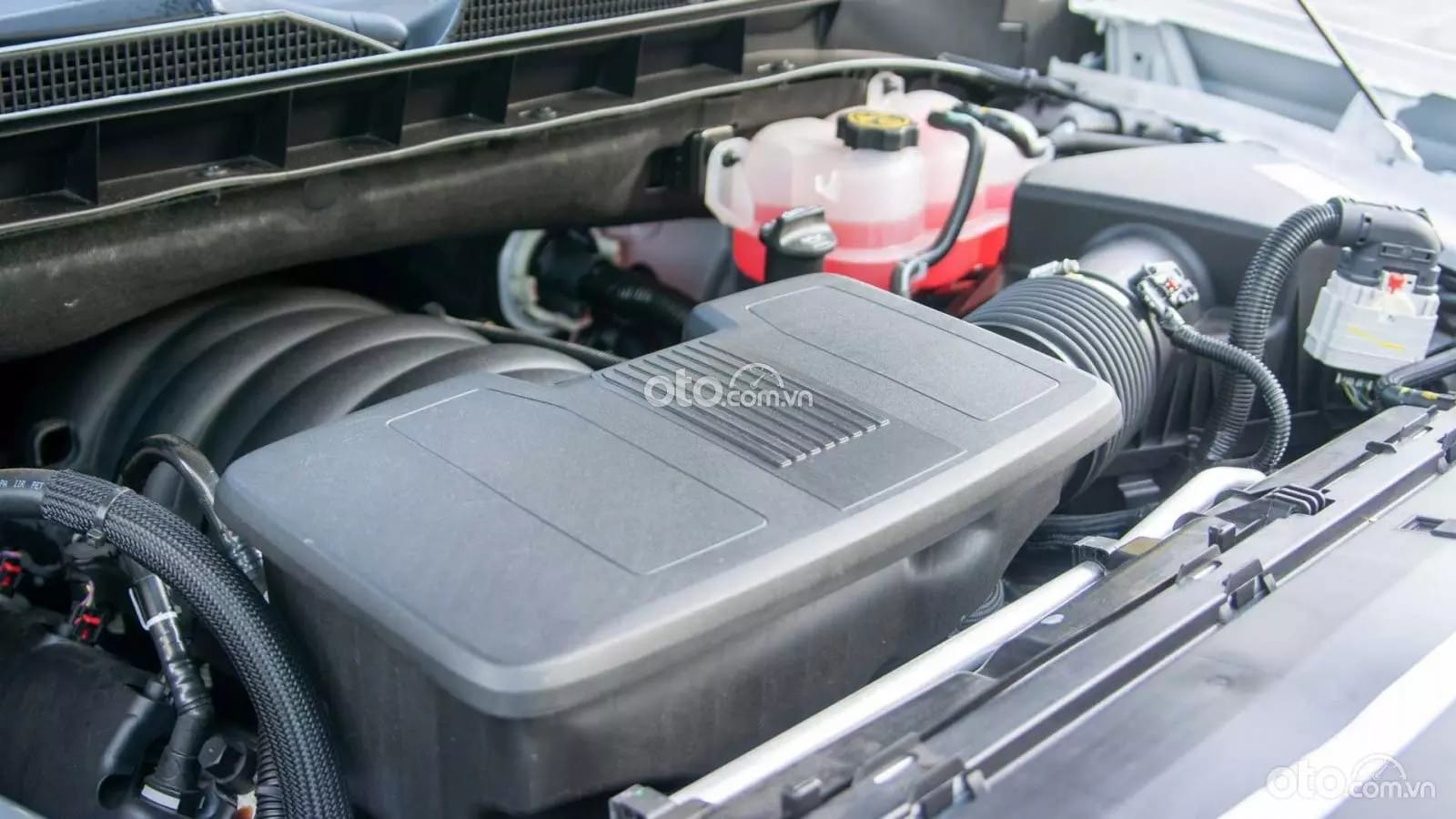 Động cơ xăng V8 6.2L mạnh mẽ của Cadillac Escalade 2023