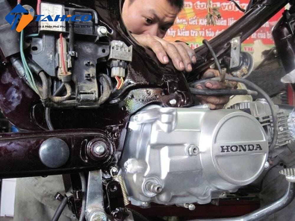 Động cơ xe máy bị yếu, khó khăn khi tăng tốc do thiếu không khí