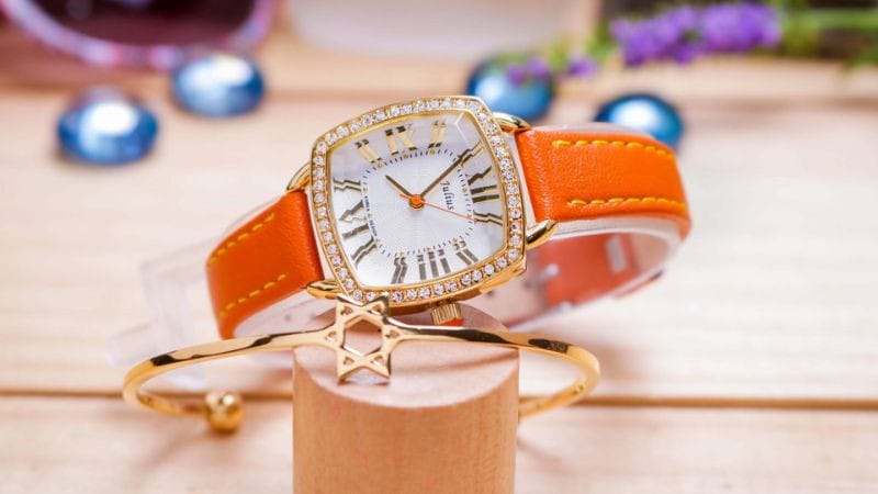 Đồng hồ đeo tay màu xanh lá cây hợp phong thủy người tuổi Ất Hợi sinh năm 1995