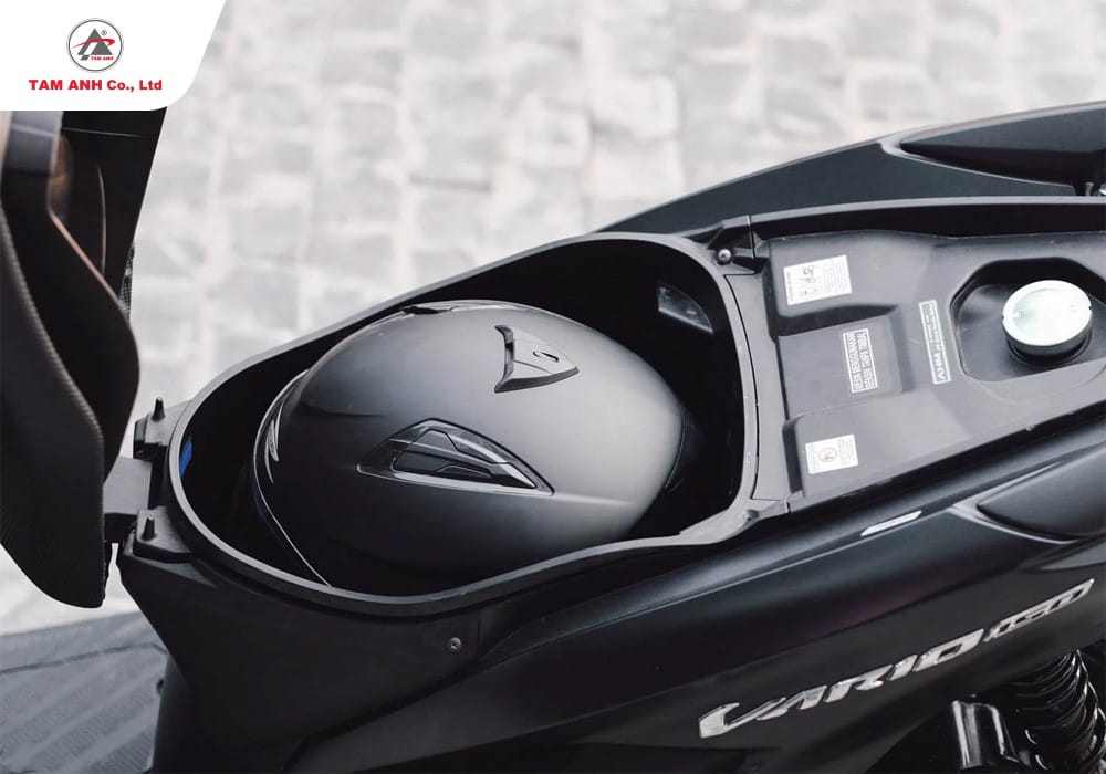 Đồng hồ hiển thị mức xăng và dung tích bình chứa của Honda Vario 150, cho thấy khả năng vận hành đường dài.