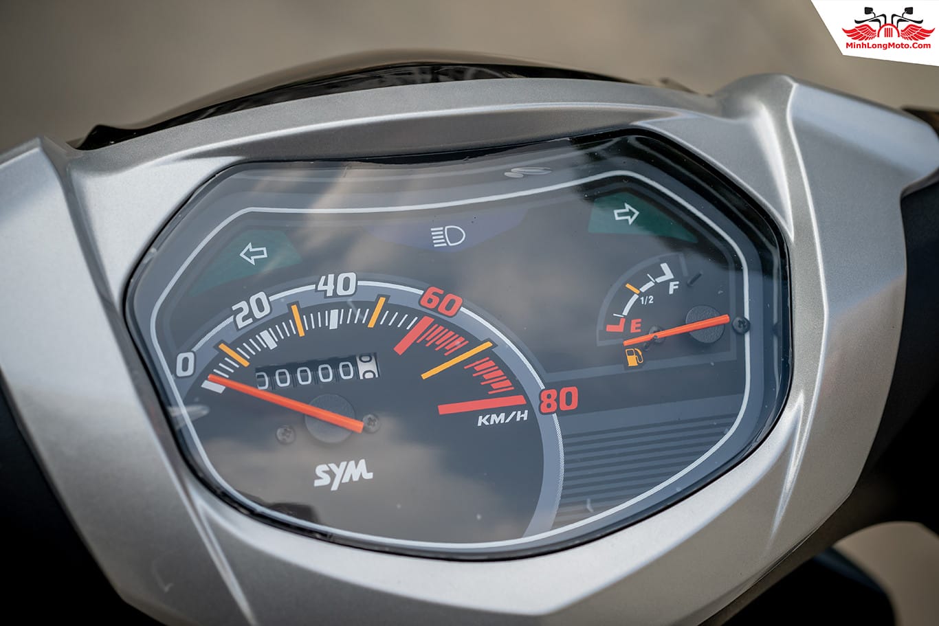 Đồng hồ hiển thị thông tin rõ ràng và cốp xe rộng rãi của SYM Passing 50