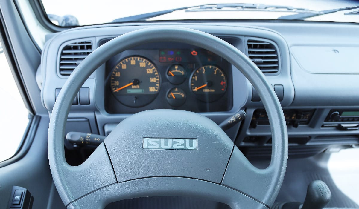 Đồng hồ hiển thị và vô lăng trợ lực của mô hình xe tải Isuzu