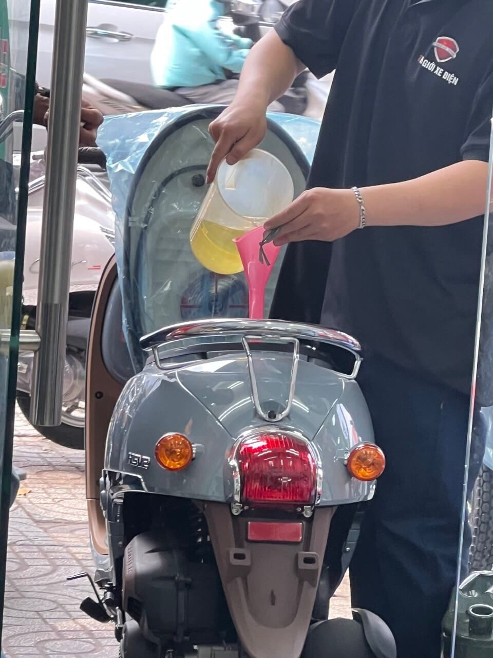 Đồng hồ xăng trên xe tay ga 50cc, liên quan đến việc xe máy 1 lít xăng đi được bao nhiêu km