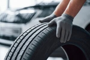 Đống lốp xe tải và săm xe mới, minh họa cho việc cung cấp vật tư trong dịch vụ vá vỏ lưu động gần đây