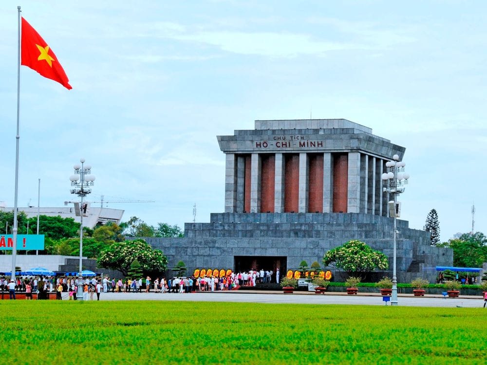 Dòng người tham gia lễ viếng Chủ Tịch Hồ Chí Minh, một trải nghiệm xúc động đối với nhiều người