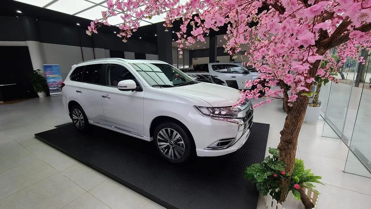 Dòng xe 7 chỗ Mitsubishi Outlander 2023 tại showroom