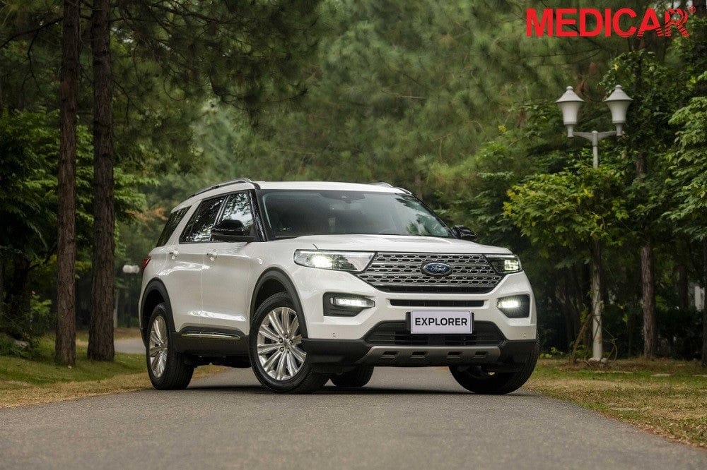 Dòng xe Ford Ranger màu cam đỗ trên đường, thể hiện sự mạnh mẽ của các dòng xe ô tô phổ biến ở Việt Nam