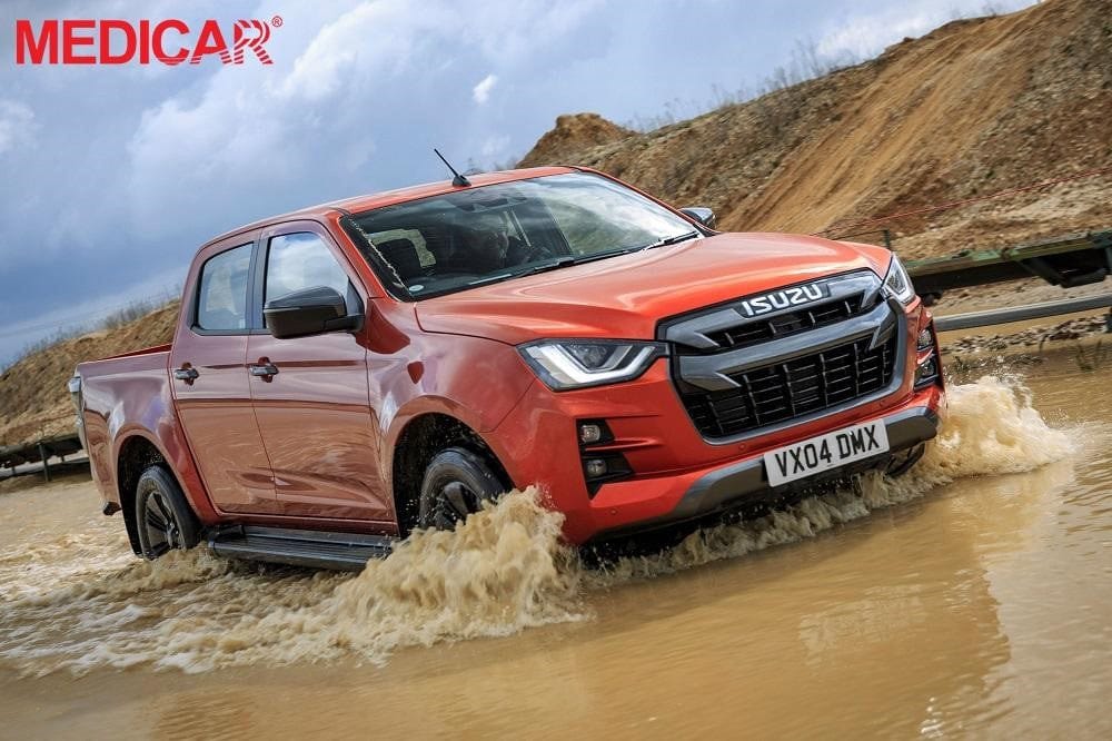 Dòng xe Isuzu D-Max màu trắng đỗ trên đường đất, biểu tượng của sự bền bỉ trong các dòng xe ô tô phổ biến ở Việt Nam