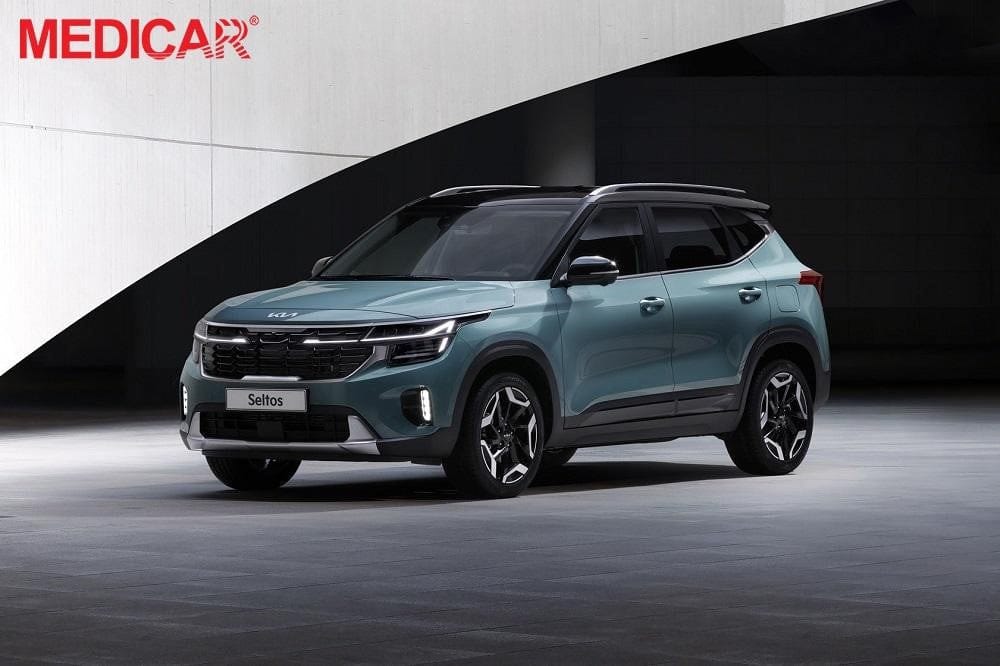 Dòng xe KIA K3 màu trắng đỗ cạnh hàng cây xanh, một trong những mẫu xe ô tô phổ biến ở Việt Nam
