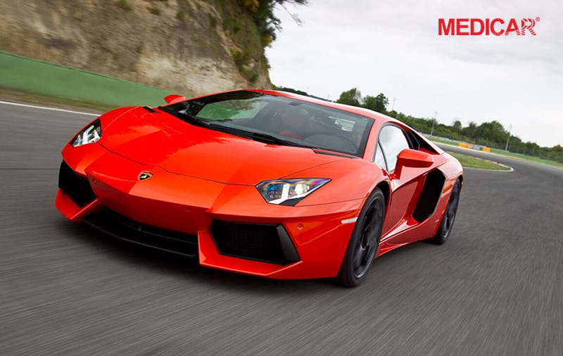 Dòng xe Lamborghini Aventador LP700-4 màu cam nổi bật, mở đầu kỷ nguyên Aventador với động cơ V12.