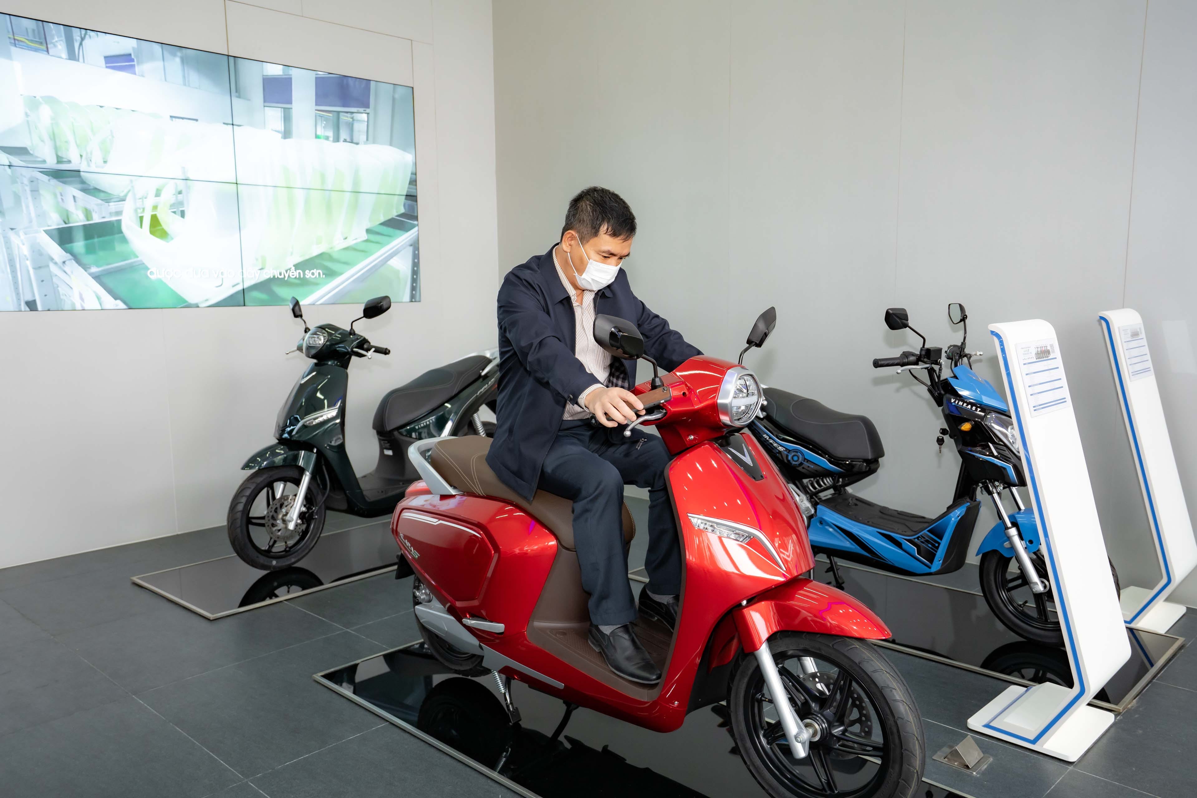 Dòng xe máy điện VinFast trưng bày tại showroom VinFast Hải Phòng thu hút khách hàng