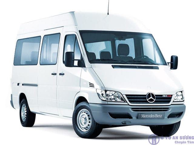 Dòng xe ô tô 16 chỗ Mercedes-Benz Sprinter màu bạc đang chạy trên đường
