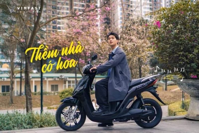 Dòng xe ô tô con màu đen thể hiện sự sang trọng và mạnh mẽ trên đường phố