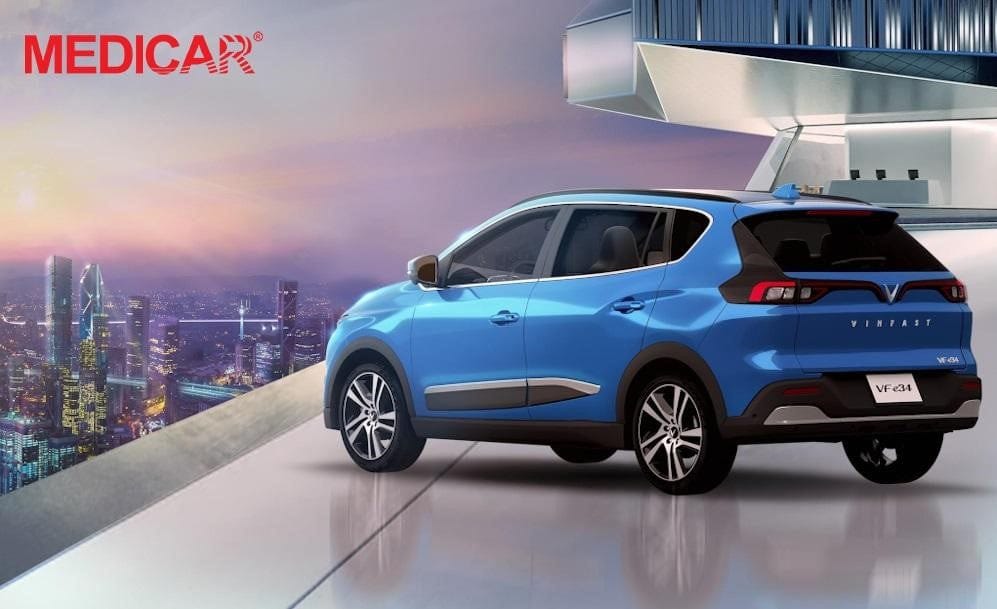 Dòng xe ô tô điện VinFast VF e34 màu trắng đỗ trước tòa nhà, minh chứng cho xu hướng xe ô tô phổ biến ở Việt Nam