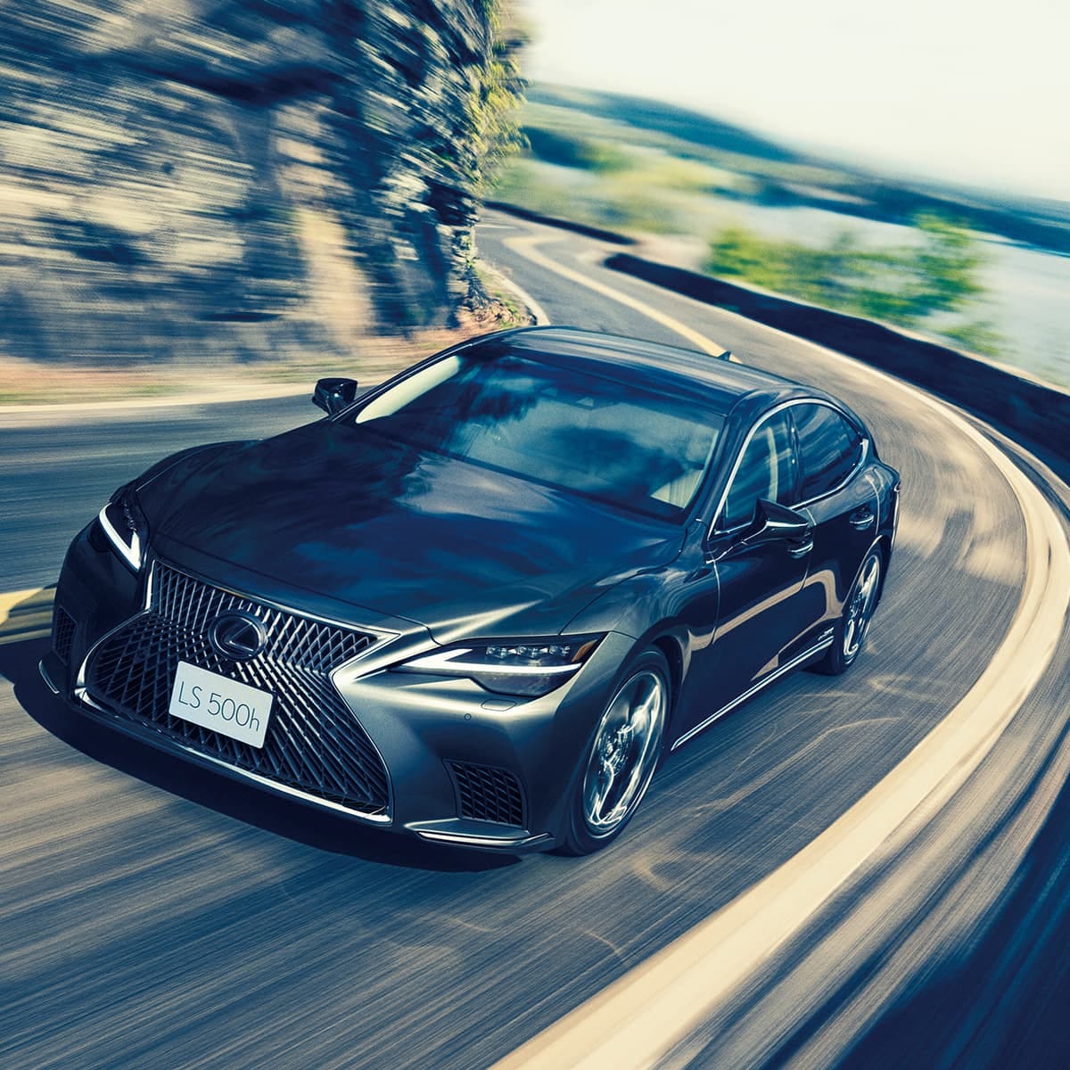 Dòng xe sedan Lexus LS 500h màu đen, biểu tượng của sự sang trọng và công nghệ hybrid tiên tiến