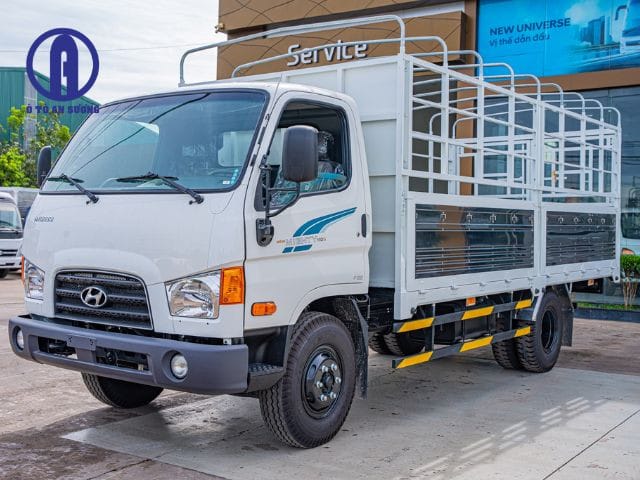 Dòng xe tải Hyundai Mighty màu xanh, được ưa chuộng bởi các hãng xe tải tại Việt Nam