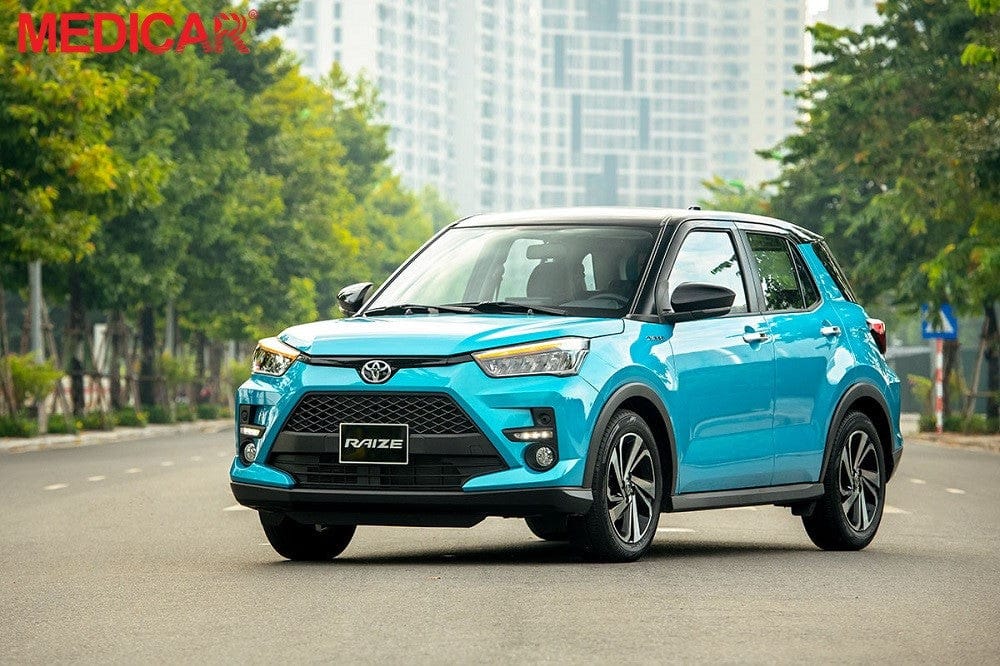 Dòng xe Toyota Corolla Cross màu đỏ đang di chuyển, biểu tượng cho xe ô tô phổ biến ở Việt Nam với sự bền bỉ