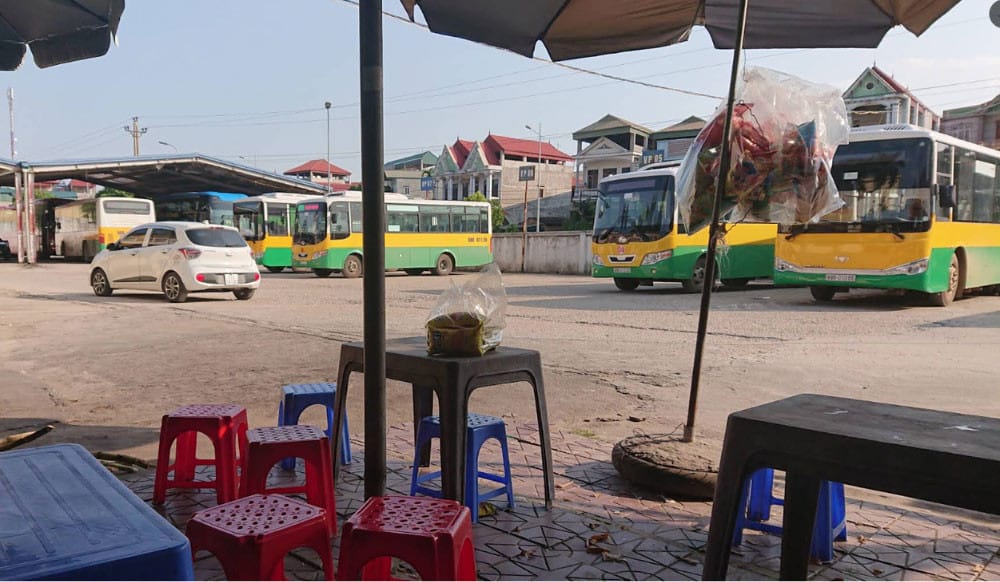 Du khách có thể nghỉ ngơi đợi xe tại quầy hàng trong bến