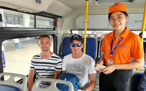 Du khách quốc tế hào hứng trải nghiệm xe bus 86 lộ trình sân bay Nội Bài, khám phá văn hóa địa phương.