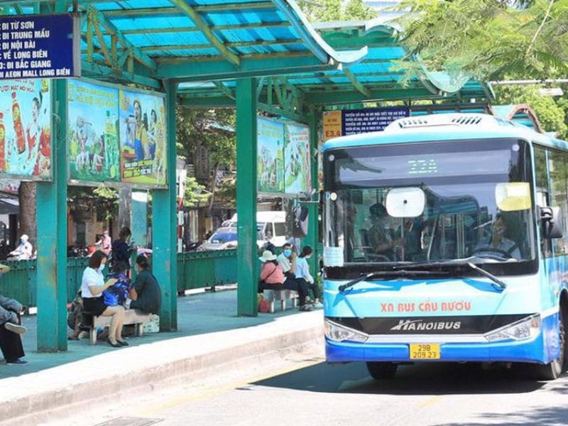 Du khách trải nghiệm xe bus Hà Nội