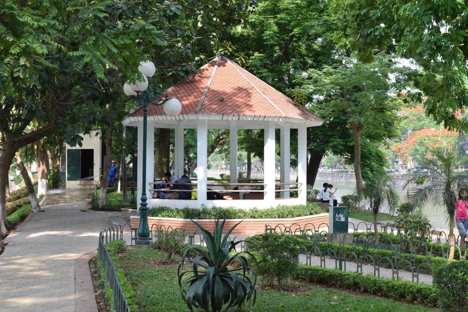 Du khách vui chơi tại Công viên Thủ Lệ vào dịp cuối tuần, cho thấy sự đông đúc và hấp dẫn của địa điểm này với mức giá vé phải chăng.