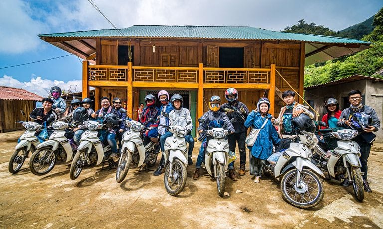 Du khách vui vẻ lái xe máy trên con đường ven biển Phan Thiết