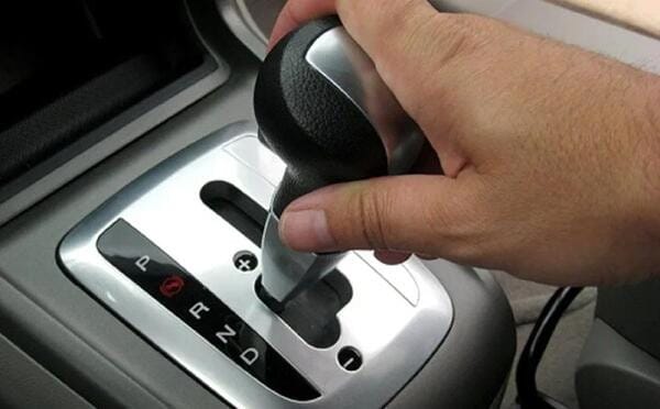 Dừng đèn đỏ, tài xế nên để số N kết hợp phanh chân hoặc phanh tay để đảm bảo an toàn và giảm mỏi