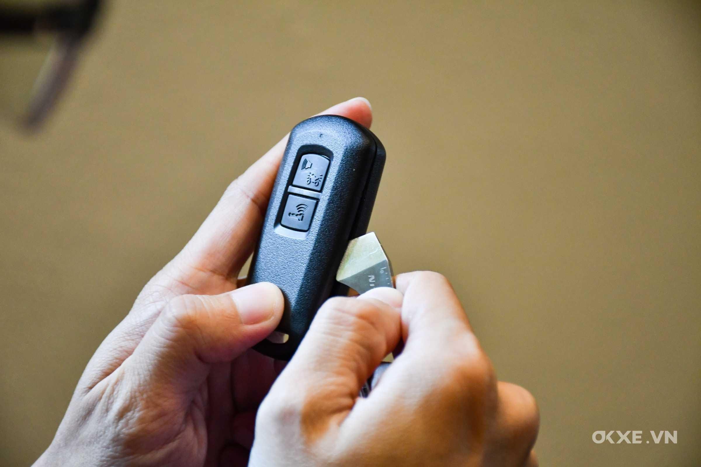 Dùng dụng cụ tách vỏ để mở khóa smartkey an toàn